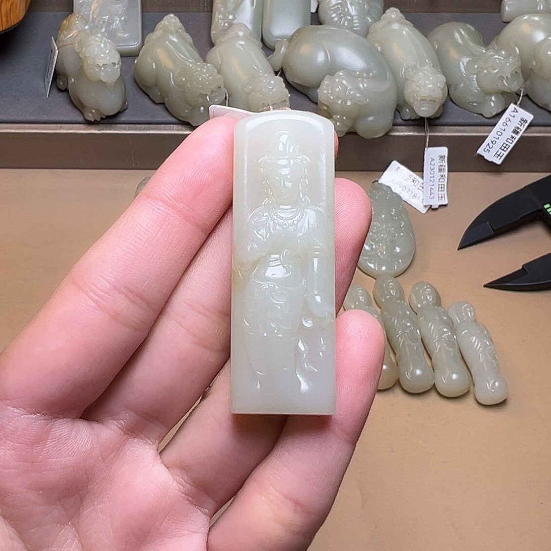 和田玉挂件未镶嵌如*?