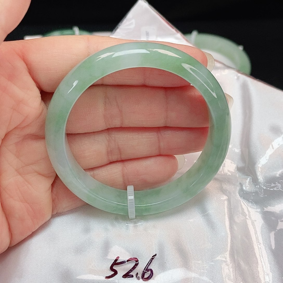 翡翠手镯未镶嵌正圈