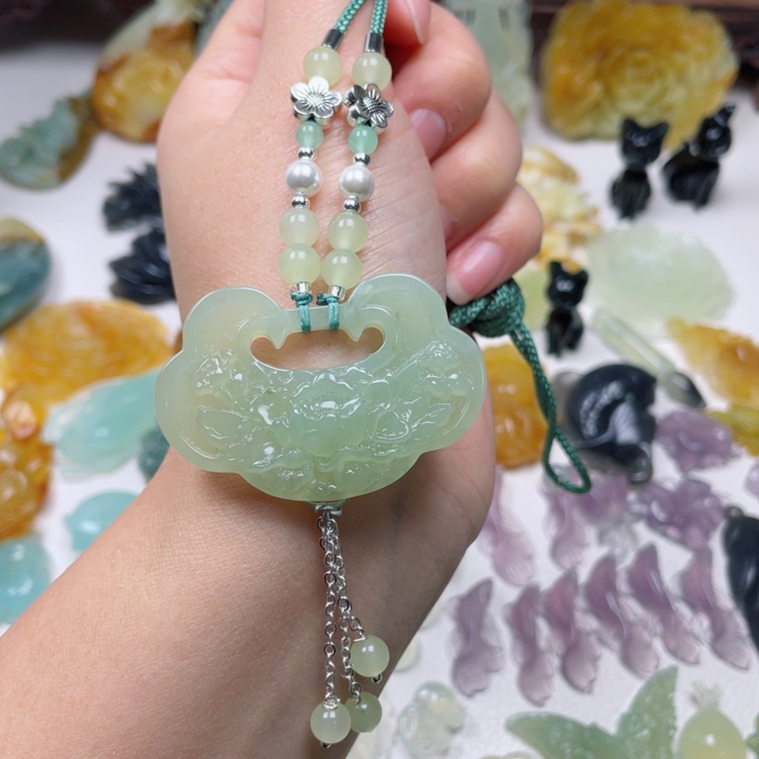 蛇纹石玉颈饰未镶嵌