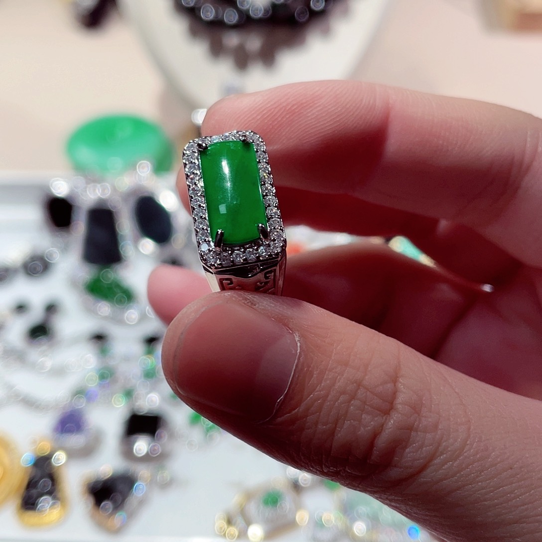 翡翠颈饰未镶嵌翡翠