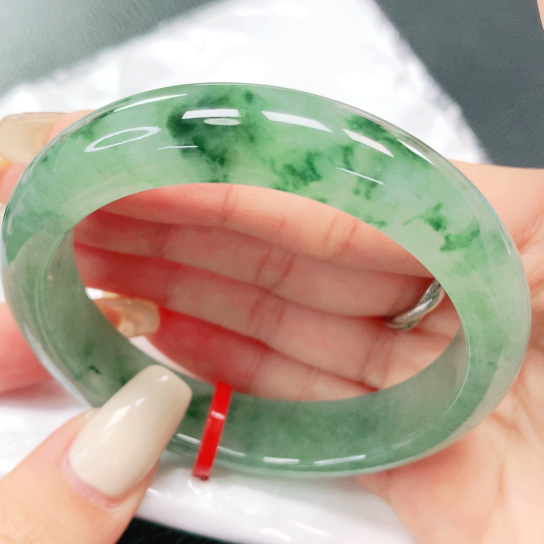 翡翠手镯未镶嵌54。