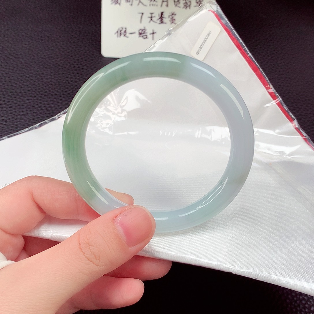 翡翠手镯未镶嵌翡翠