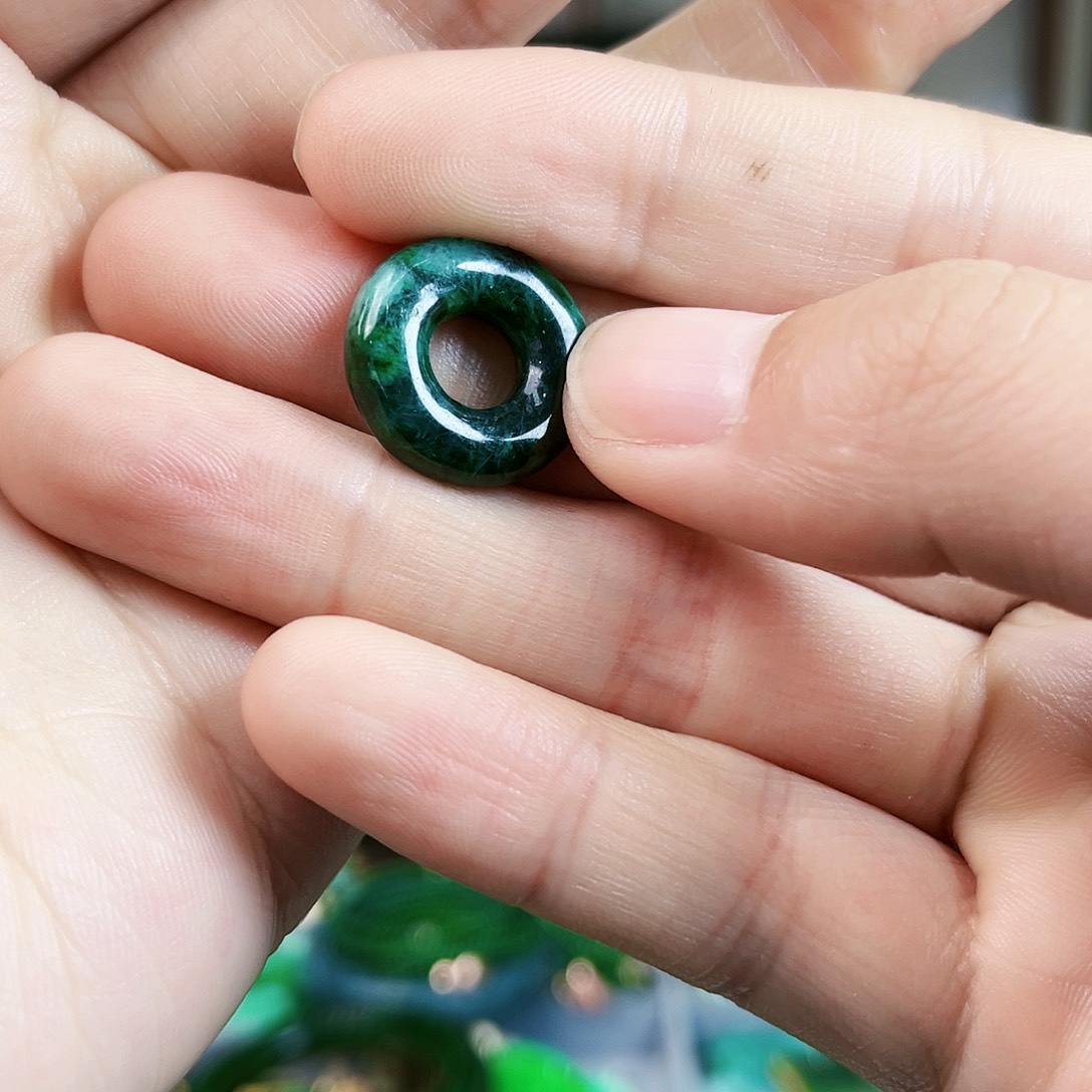 翡翠颈饰未镶嵌耳饰多样性