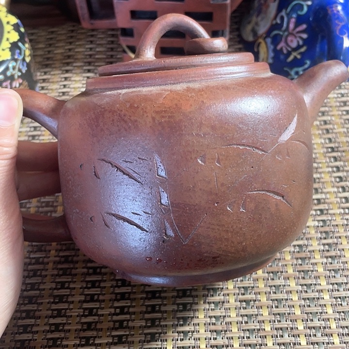 紫砂茶壶原矿泥料手工制作紫砂壶。