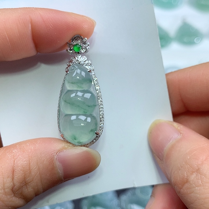 翡翠18K金镶嵌颈饰豆