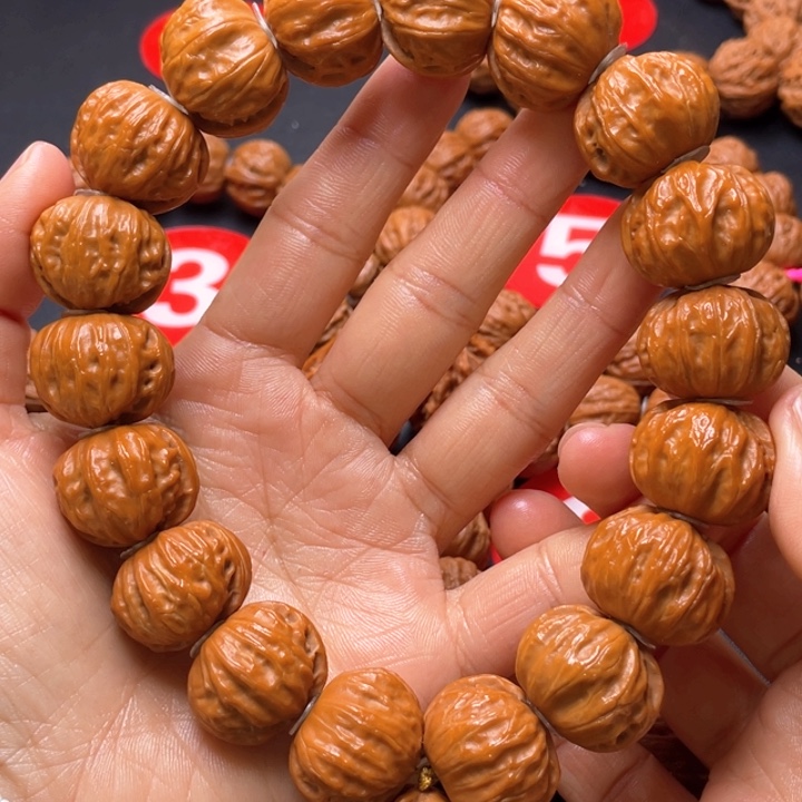 文玩核桃吊坠树王手持