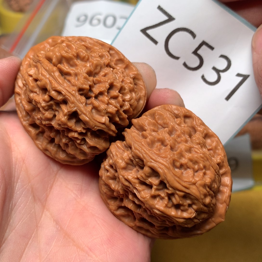 文玩核桃把件红皮炮弹南疆石42