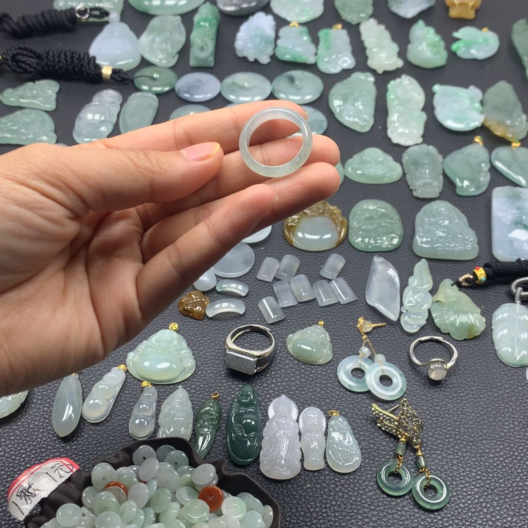 翡翠颈饰未镶嵌戒圈