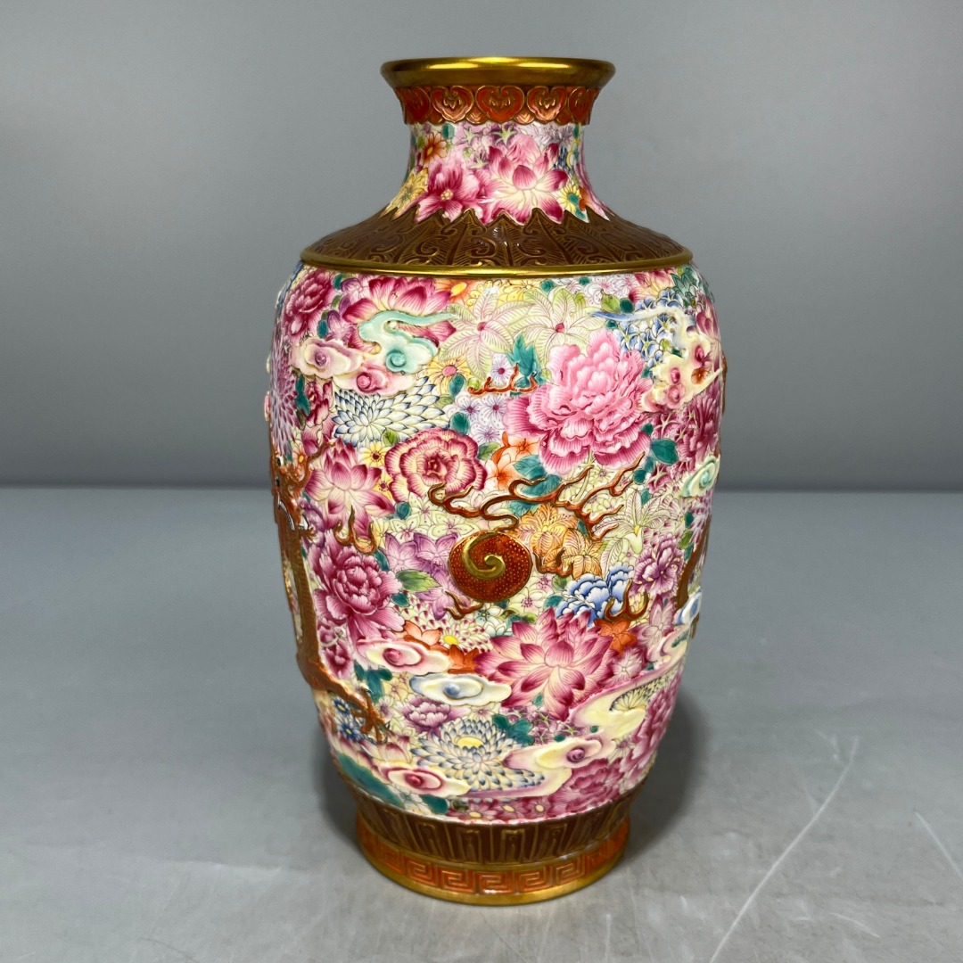 当代仿制 仿古大清乾隆年制珐琅彩描金雕刻万花龙纹瓶 