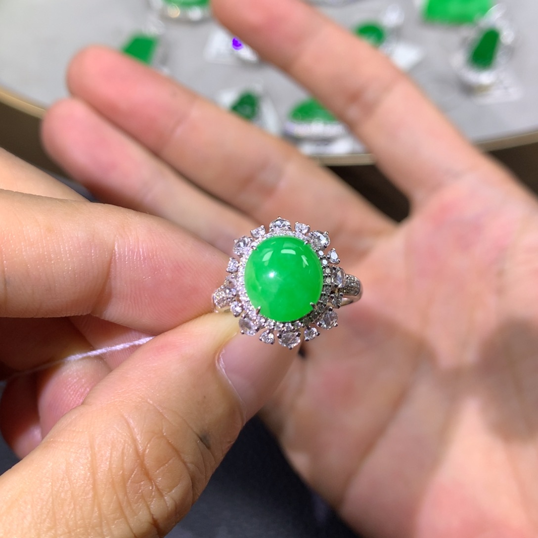 翡翠戒指18K金镶嵌翡翠