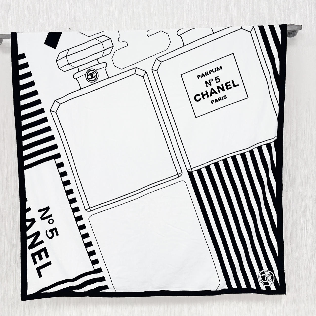 Chanel香水瓶条纹大毯子