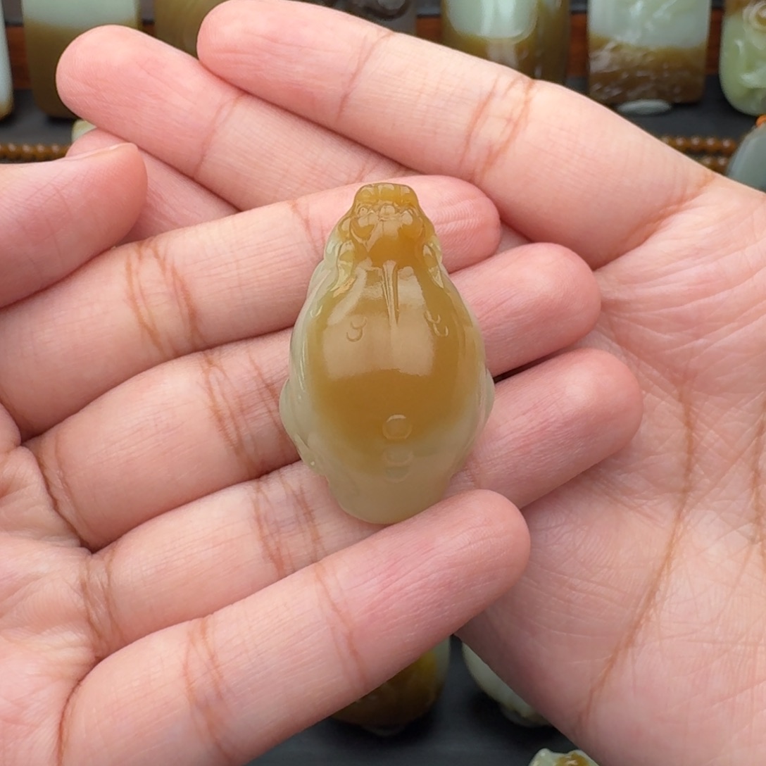 薪***成和田玉未镶嵌颈饰