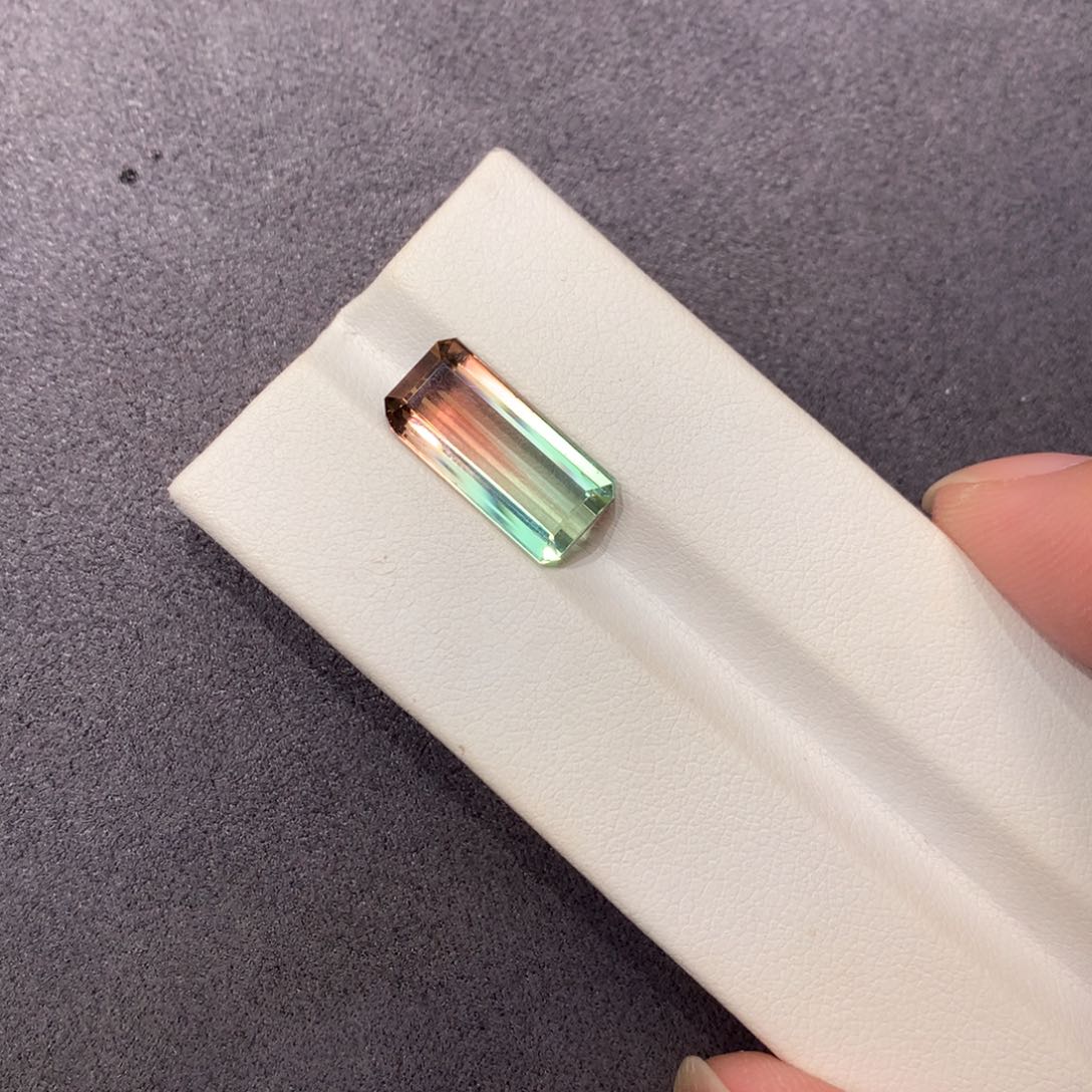 碧玺裸石未镶嵌6.88克拉西瓜碧玺