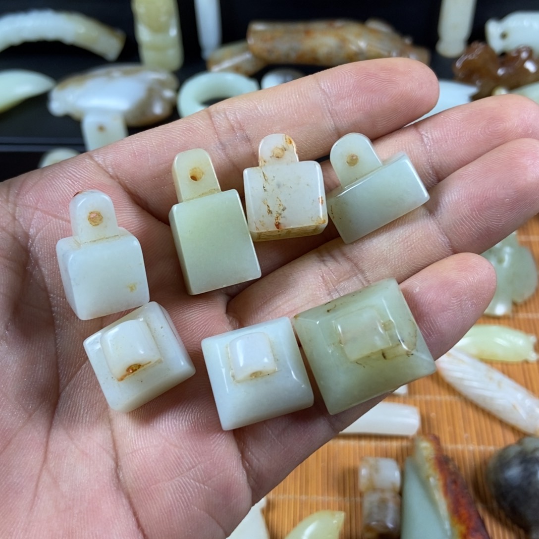 颈饰未镶嵌和田玉绿*