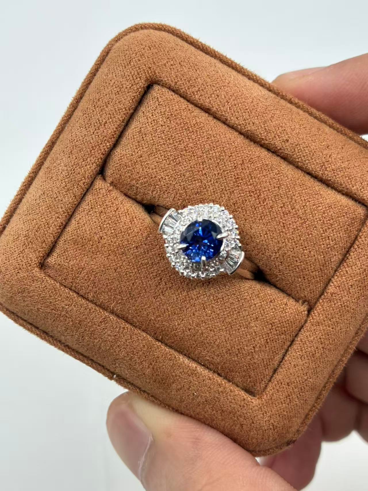 天然皇家蓝色蓝宝石戒指石重1.6ct 钻重0.47ct PT900重7.7g有aigs