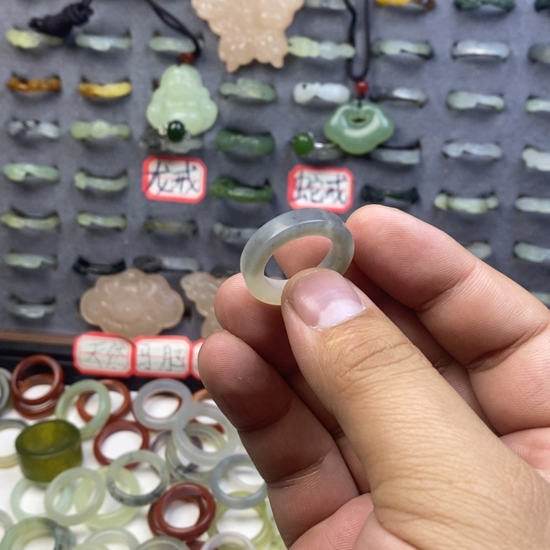 蛇纹石玉戒指未镶嵌破*派