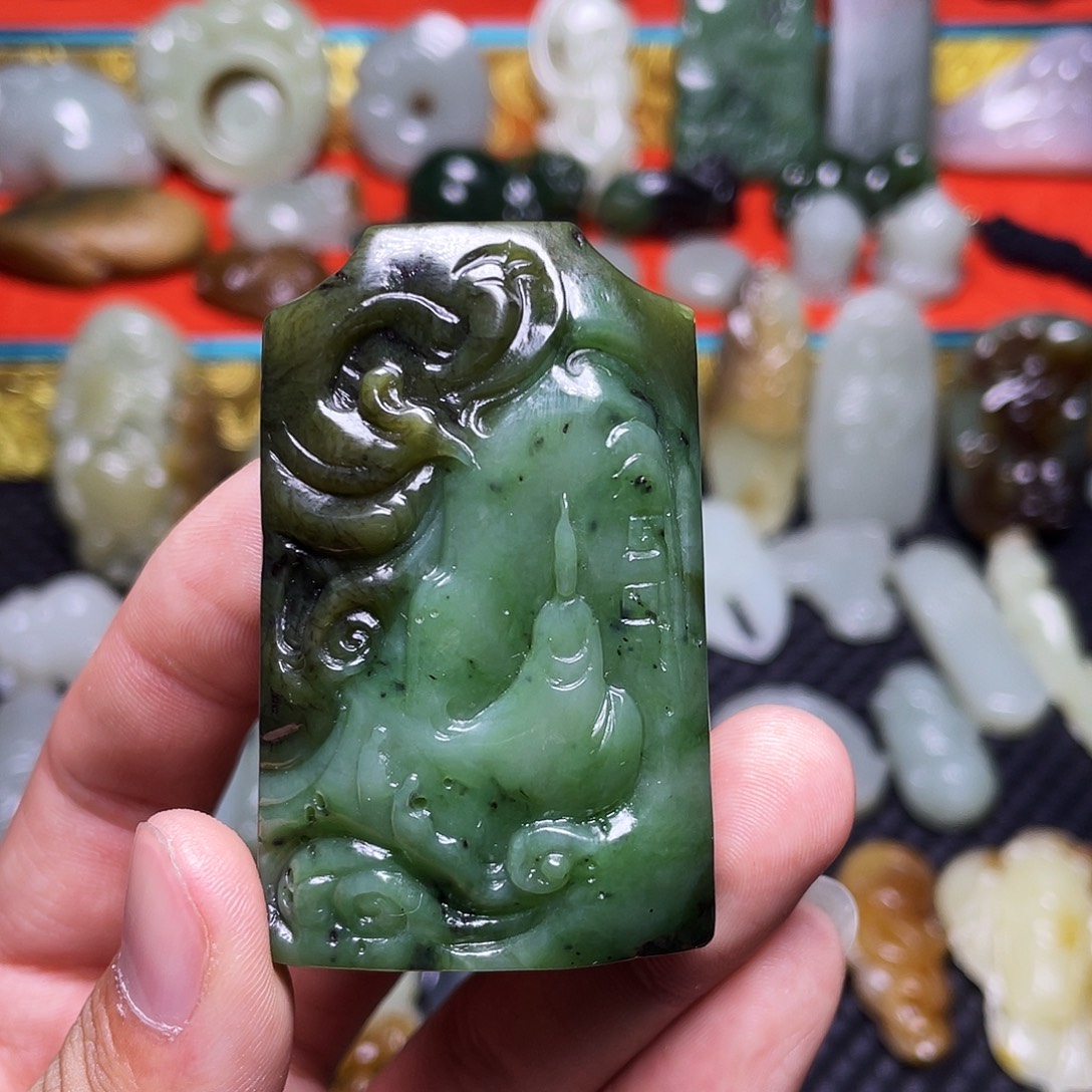 盛***唐和田玉未镶嵌颈饰