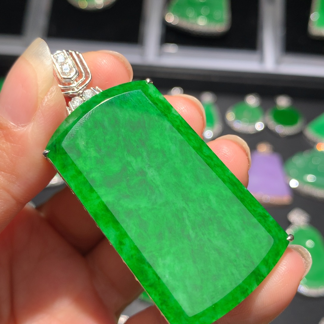 翡翠颈饰18K金镶嵌翡翠