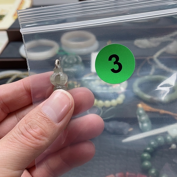 和田玉吊坠未镶嵌F****妮