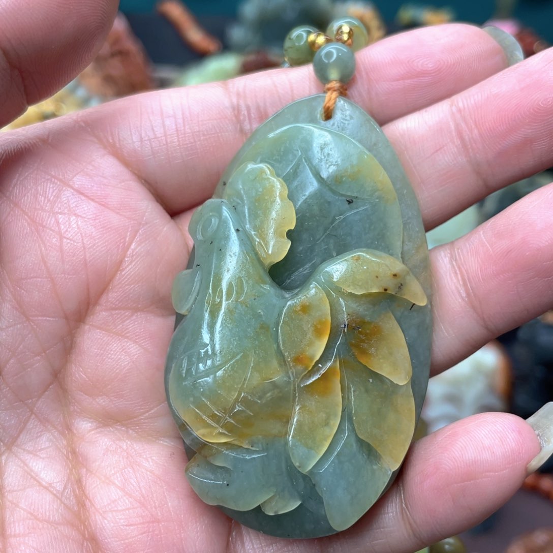 蛇纹石玉颈饰未镶嵌