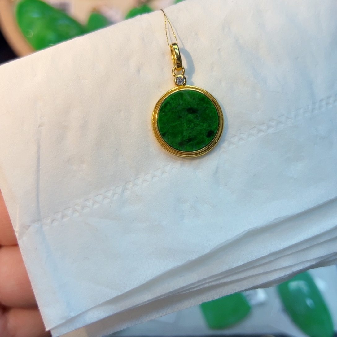 翡翠颈饰18K金镶嵌y圆牌