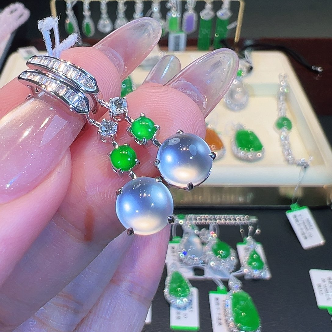 翡翠耳环18K金镶嵌翡翠