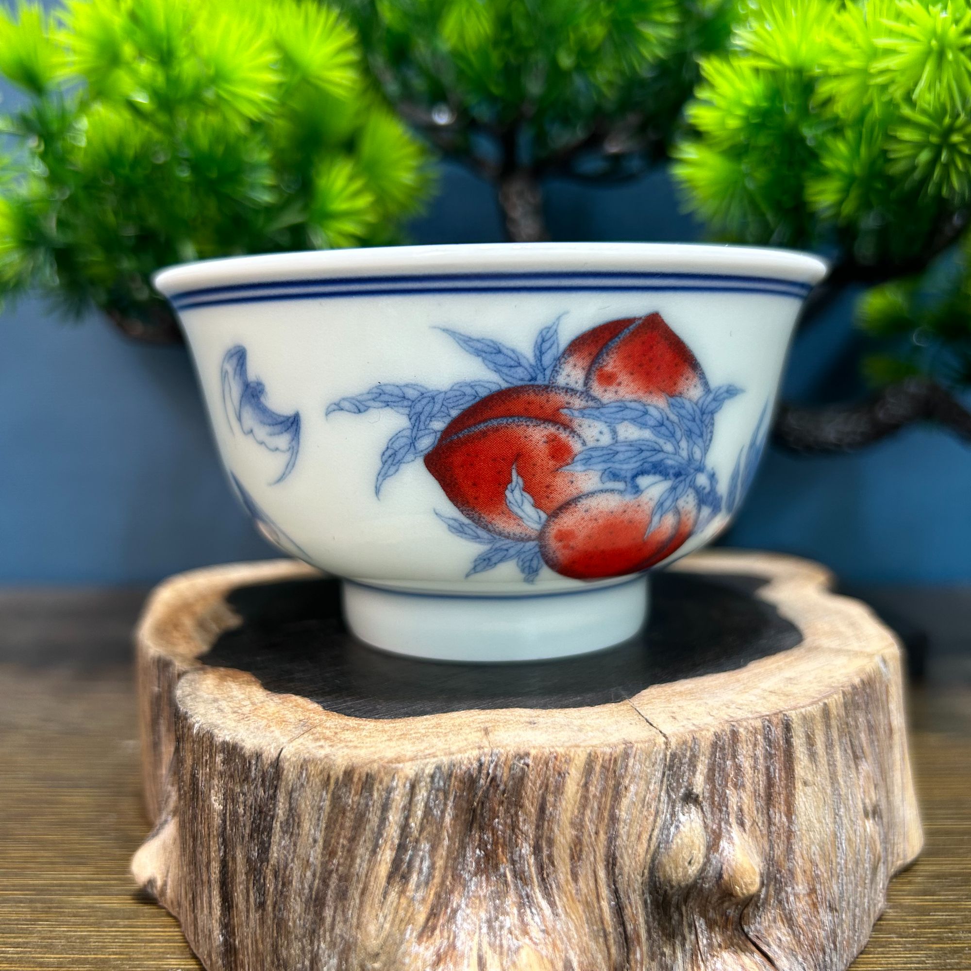 景德镇陶瓷粉彩桃子主人杯