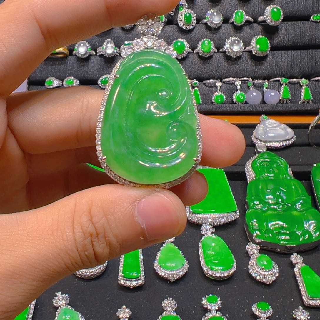 翡翠18K金镶嵌颈饰翡翠首饰