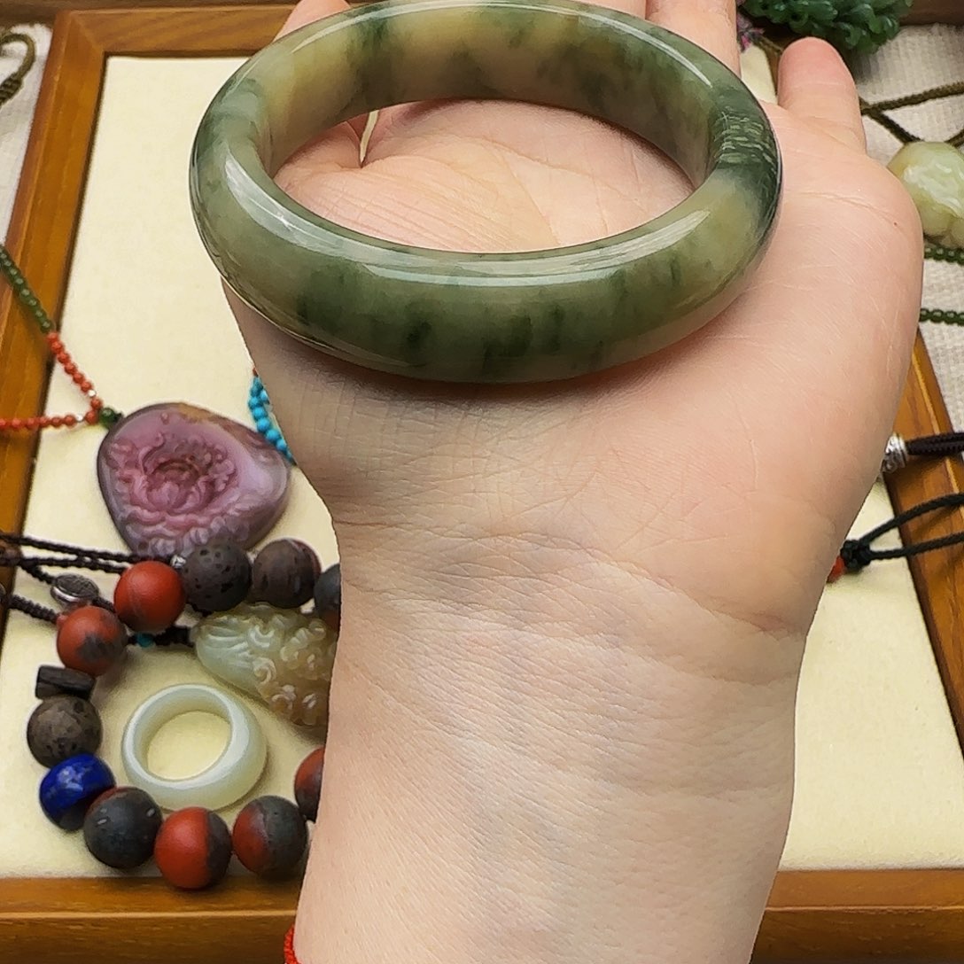 蛇纹石玉手镯未镶嵌