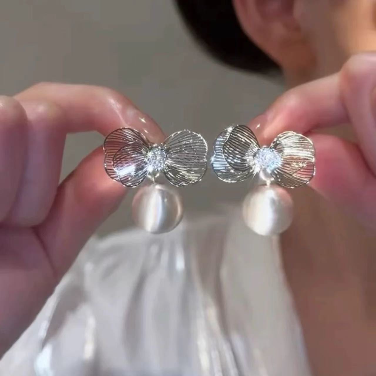 铜合金耳饰 两戴蝴蝶结~高级感拉丝圆球镂空蝴蝶结耳环女 W051