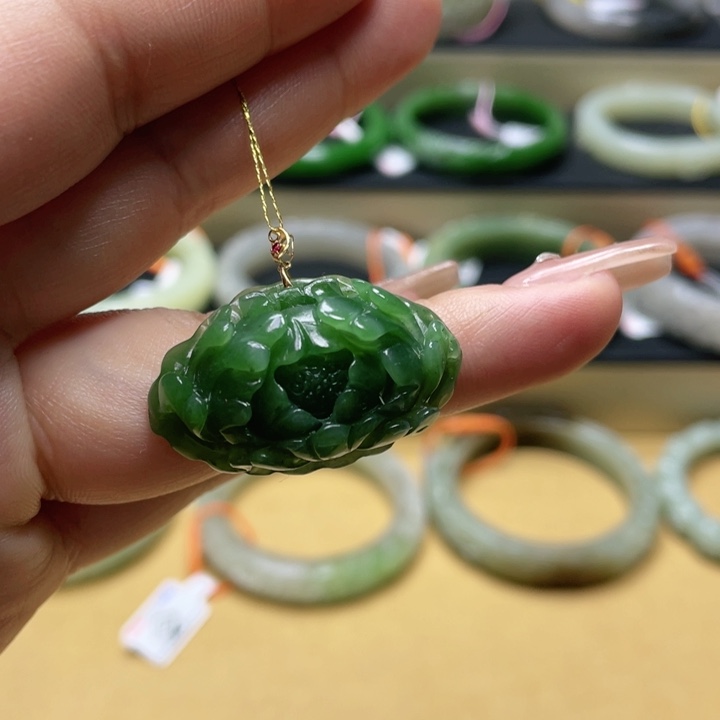 和田玉吊坠58+圈口。编号118K金镶嵌