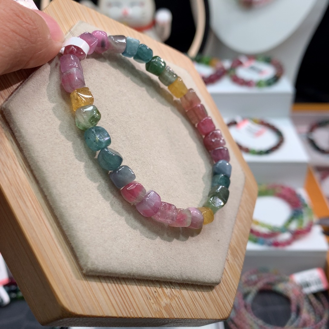 碧玺手链未镶嵌      6mm。