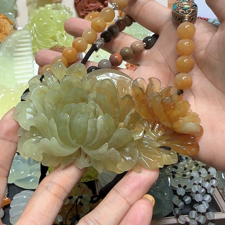 未镶嵌蛇纹石玉吊坠