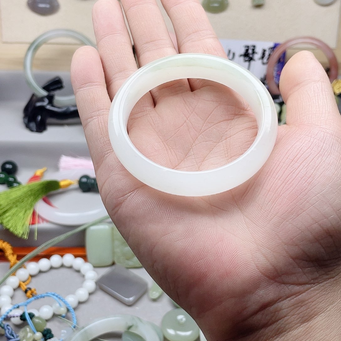 石英质玉手镯未镶嵌刘*美