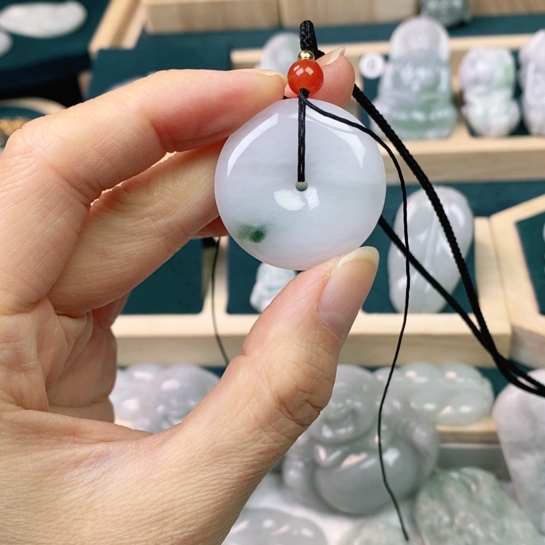 翡翠颈饰未镶嵌平安扣