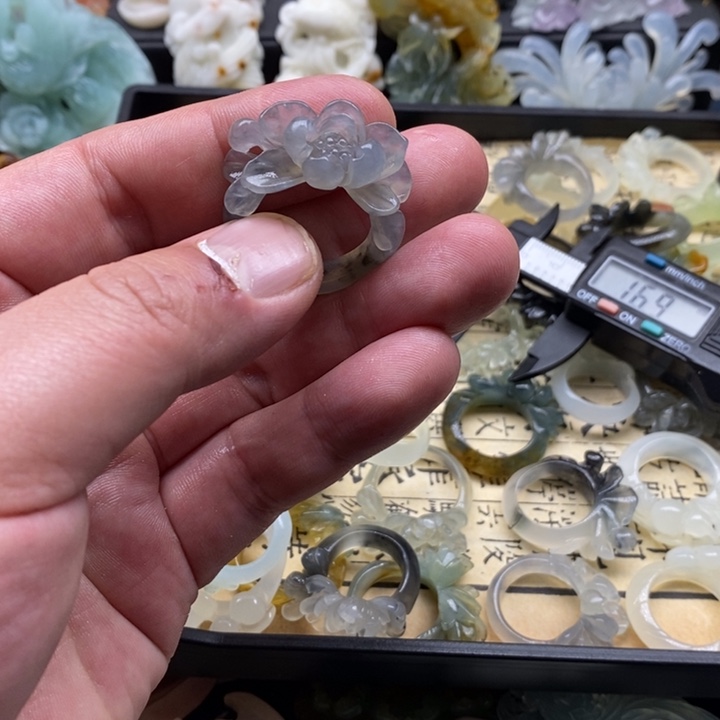 小***亮蛇纹石玉合金颈饰