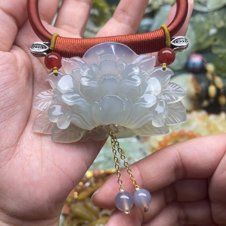 蛇纹石玉吊坠合金