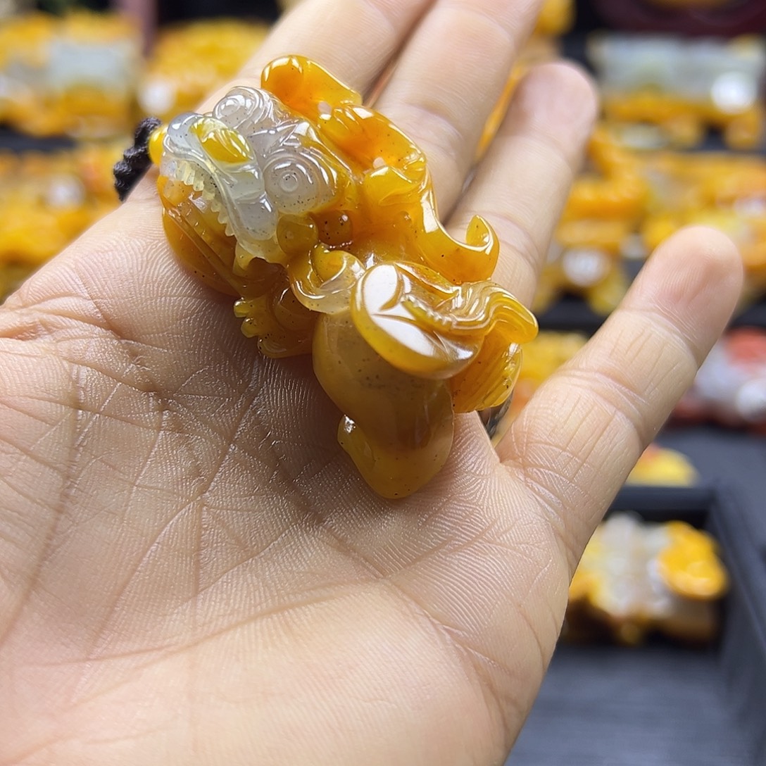 河***售石英质玉（黄龙玉）未镶嵌颈饰