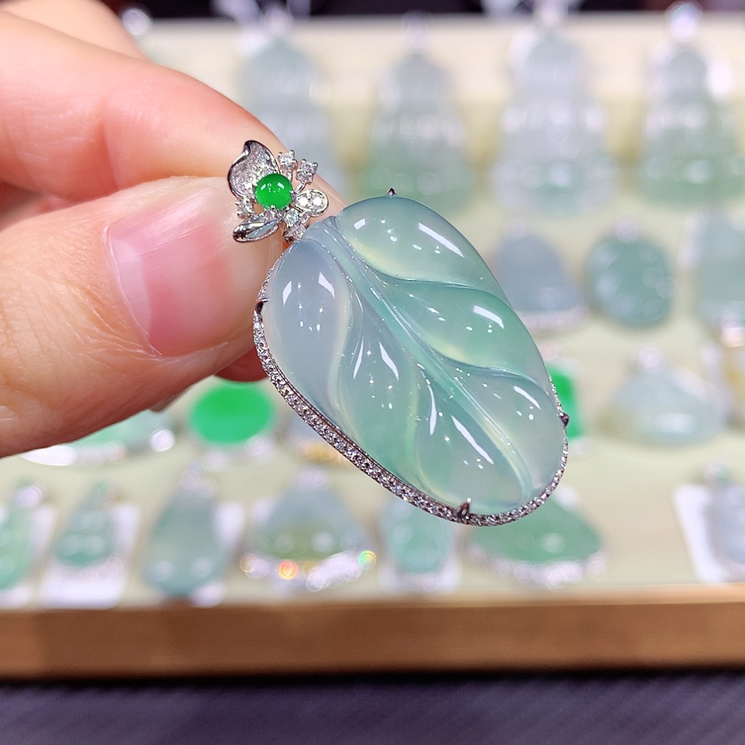 翡翠18K金镶嵌颈饰叶子