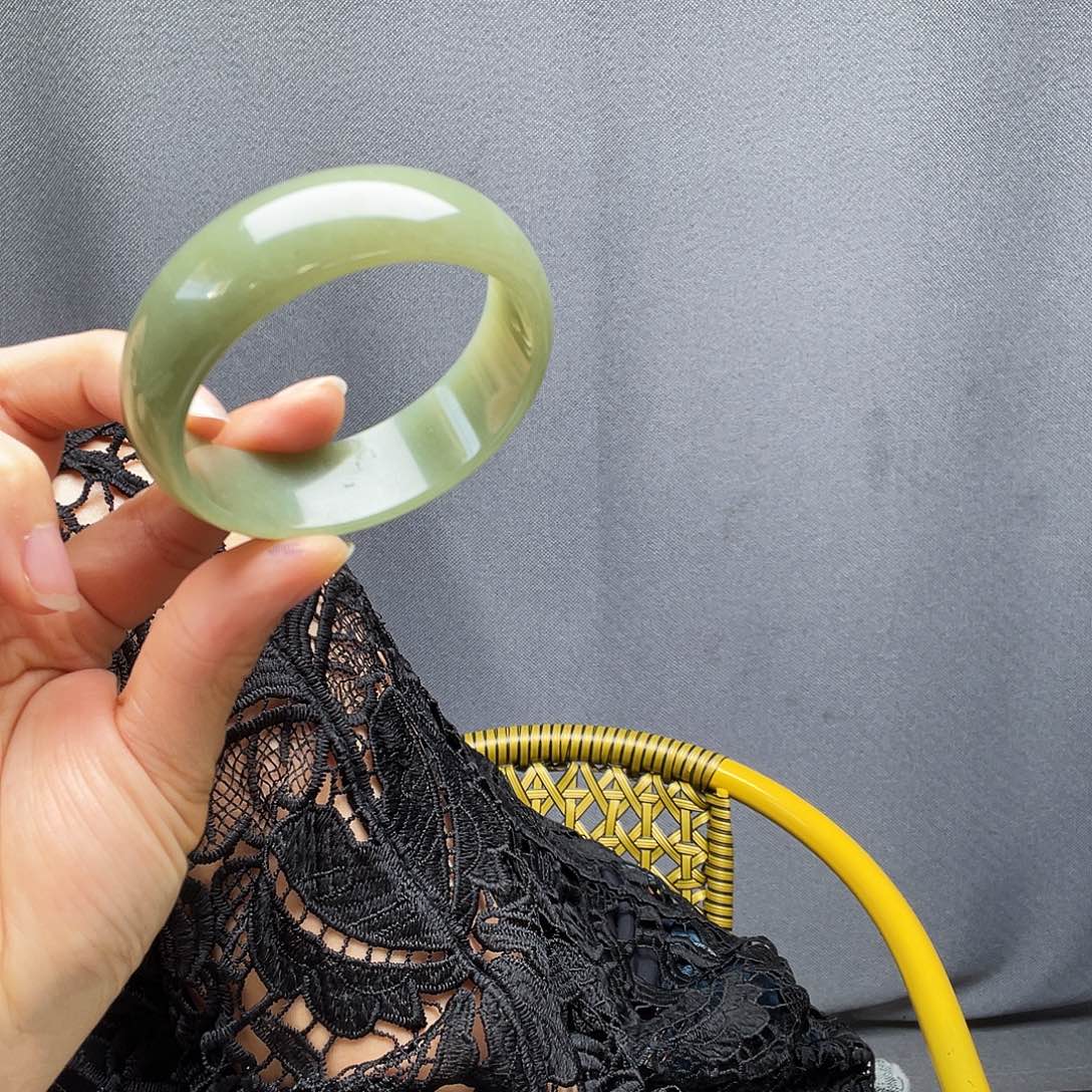 茉***绿和田玉未镶嵌手镯