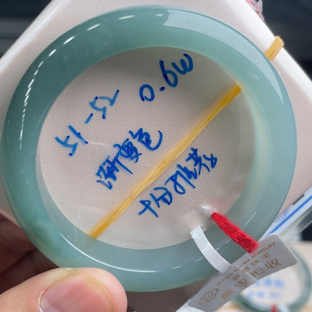 翡翠手镯未镶嵌翡翠手镯