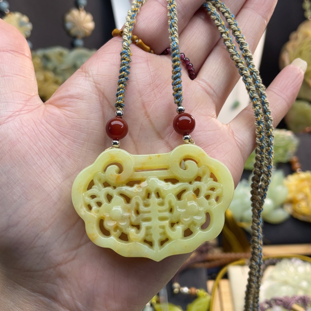 蛇纹石玉颈饰未镶嵌