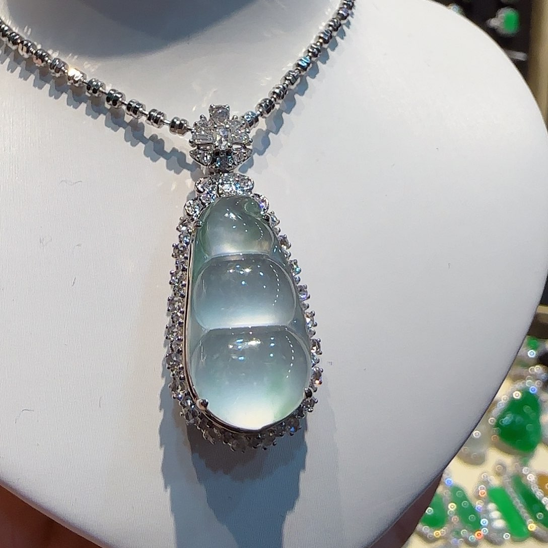 翡翠吊坠(不含链)18K金镶嵌福豆