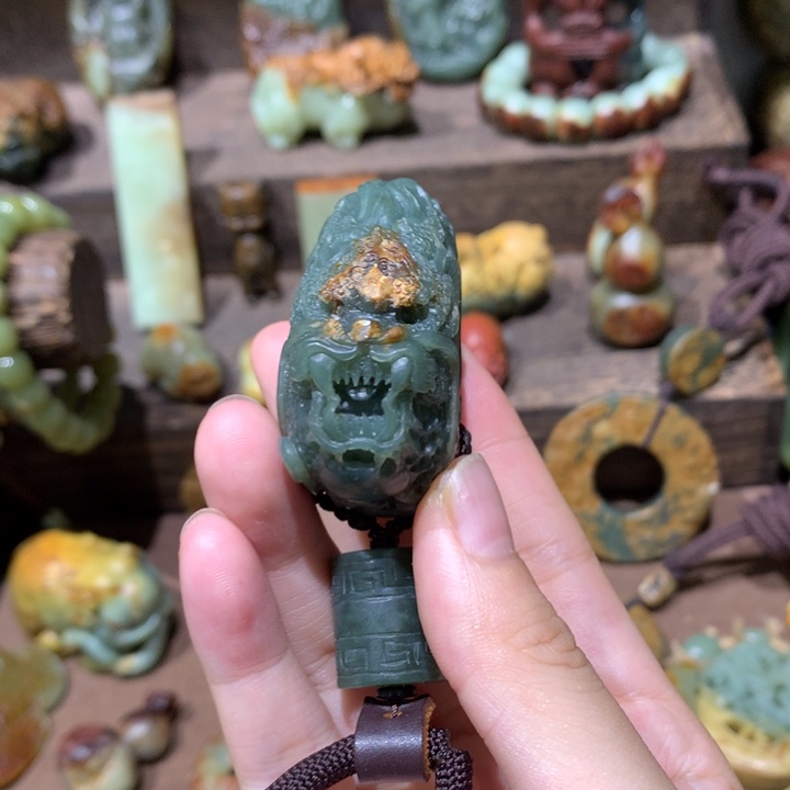 未镶嵌岫岩河磨玉（透闪石质玉）把件