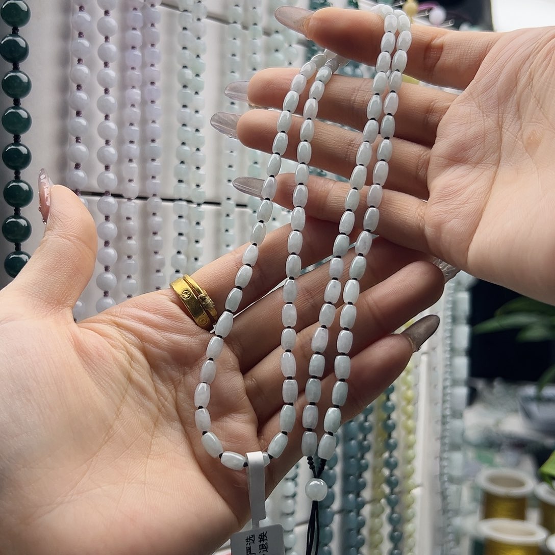 翡翠颈饰未镶嵌踏***民