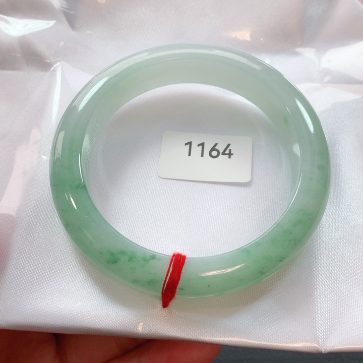 翡翠手镯未镶嵌冰胶