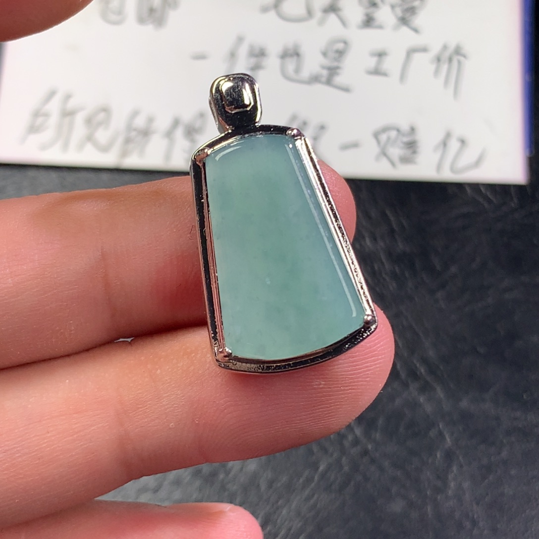 翡翠未镶嵌颈饰无事牌