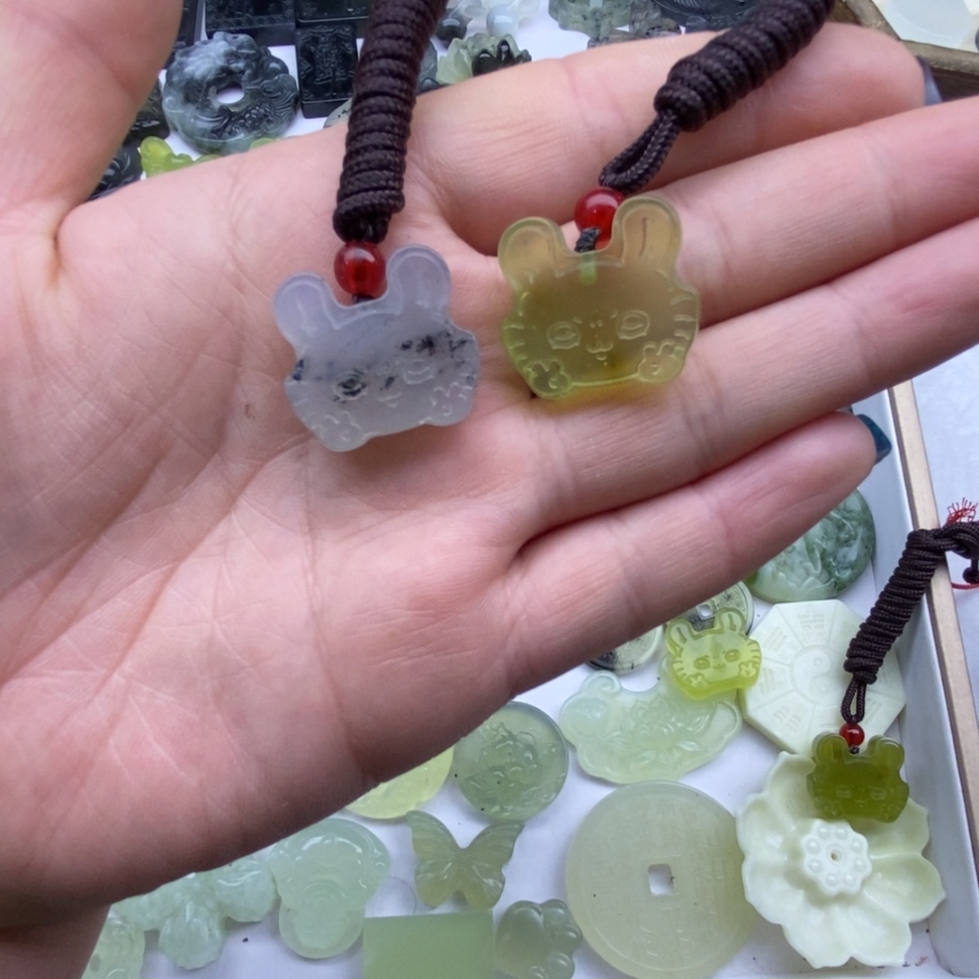 蛇纹石玉未镶嵌颈饰