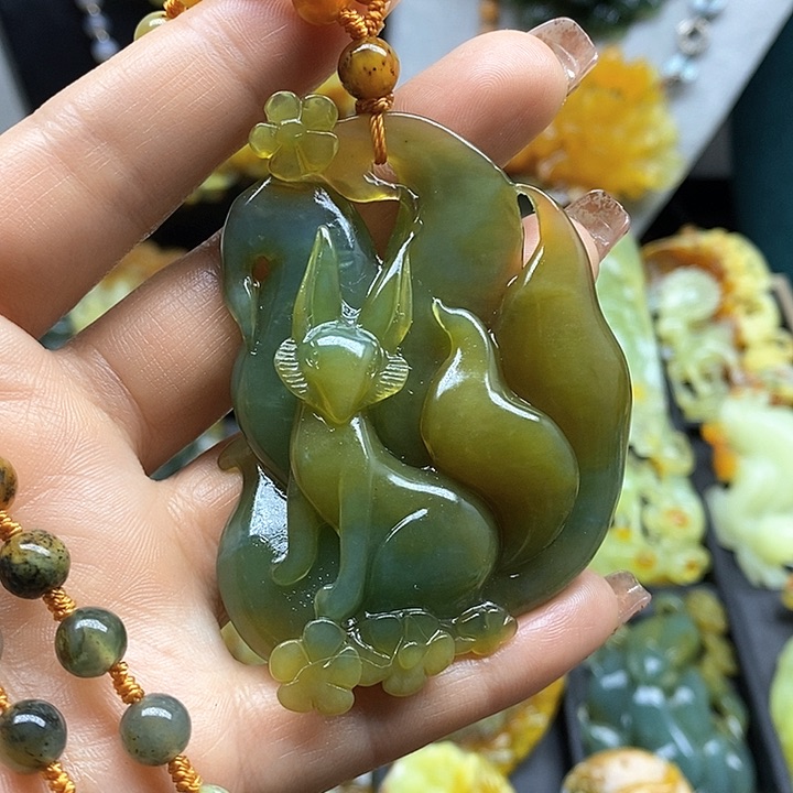 蛇纹石玉挂件未镶嵌