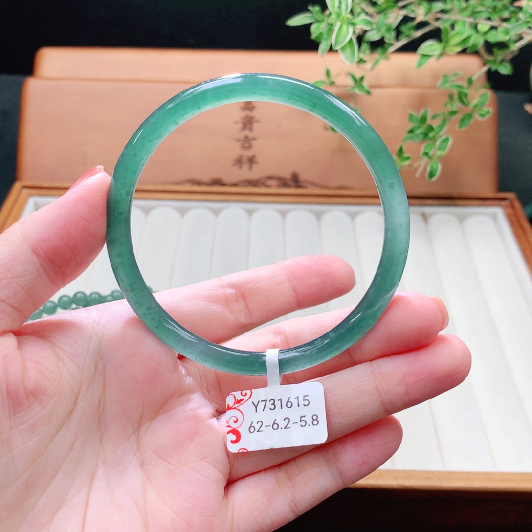 未镶嵌手镯（圆镯）翡翠